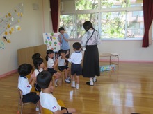 誕生会に参加している子どもたちの写真