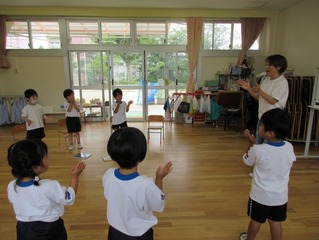 英語で遊ぼうに参加している子どもたちの写真