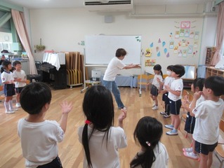 英語で遊ぼうに参加している子どもたちの写真