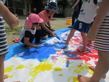 ボディペインティングに参加している子どもたちの写真