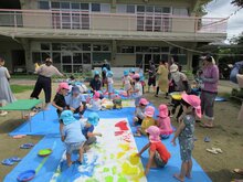 ボディペインティングに参加している子どもたちの写真