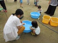 水遊びをしている子どもたちの写真