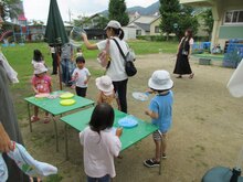 水遊びをしている子どもたちの写真