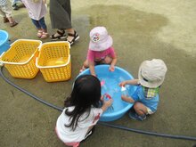 水遊びをしている子どもたちの写真
