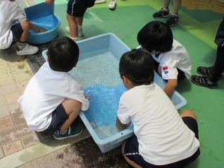 粘土板を洗っている子どもたちの写真