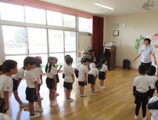 終業式に参加している子どもたちの写真