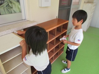 掃除をしている子どもたちの写真
