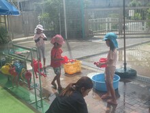 水遊びをしている子どもたちの写真