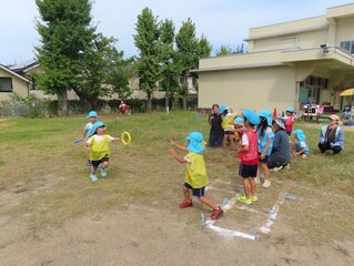 リレーをしている子どもたちの写真