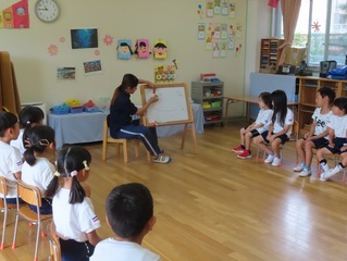 話し合っている子どもたちの写真