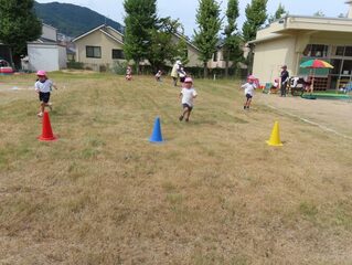 かけっこしている子どもたちの写真