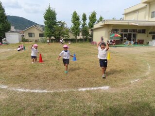 かけっこしている子どもたちの写真