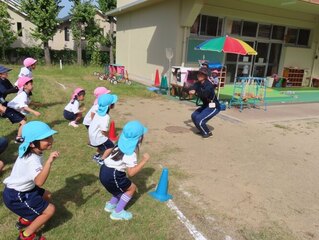 体操している子どもたちの写真