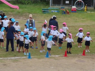 体操している子どもたちの写真