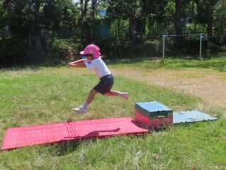 イルカになって遊んでいる子どもたちの写真