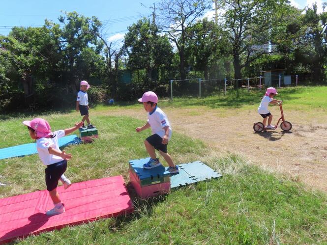 魚になって遊んでいる子どもたちの写真