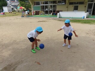 泡ぶくボールで遊んでいる子どもたちの写真