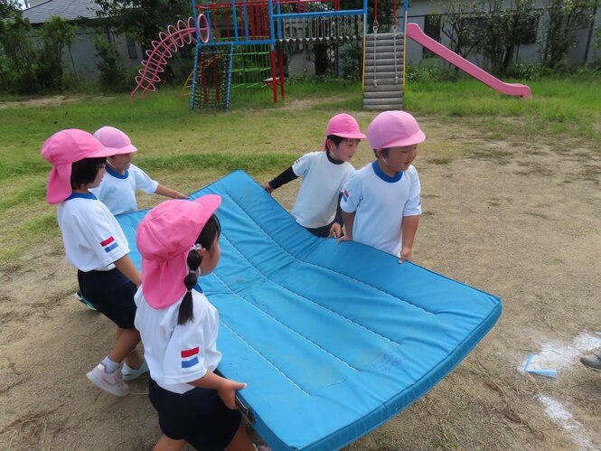 片づけをしている子どもたちの写真
