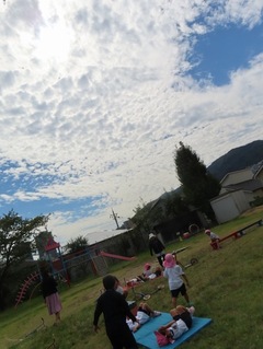雲を見ている子どもたちの写真