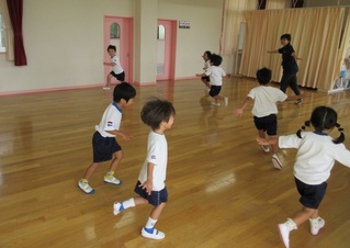 トンボになって遊んでいる子どもたちの写真