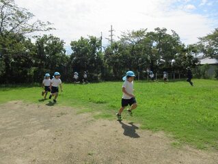 走っている子どもたちの写真