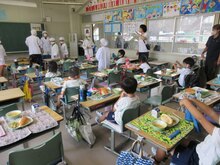 給食体験をしている子どもたちの写真