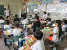 給食体験をしている子どもたちの写真