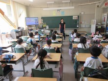 給食体験をしている子どもたちの写真