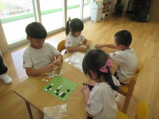 囲碁をしているこどもたちの写真