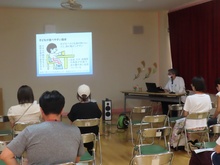 講話を聴いている保護者の方たちの写真