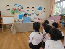 ブラッシング指導を受けている子どもたちの写真