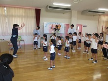 誕生会に参加している子どもたちの写真