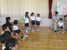 誕生会に参加している子どもたちの写真