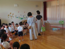 誕生会に参加している子どもたちの写真