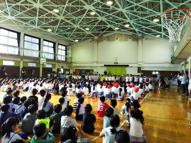 音読集会　1年生の様子