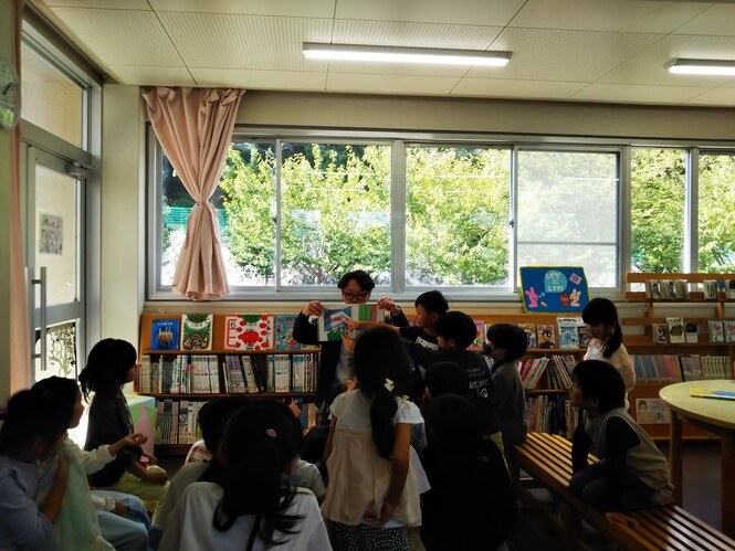 学校図書館　読み聞かせの様子