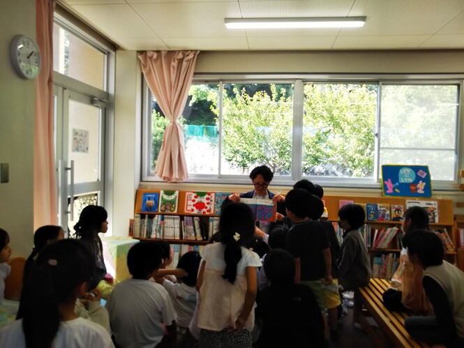 学校図書館　読み聞かせの様子