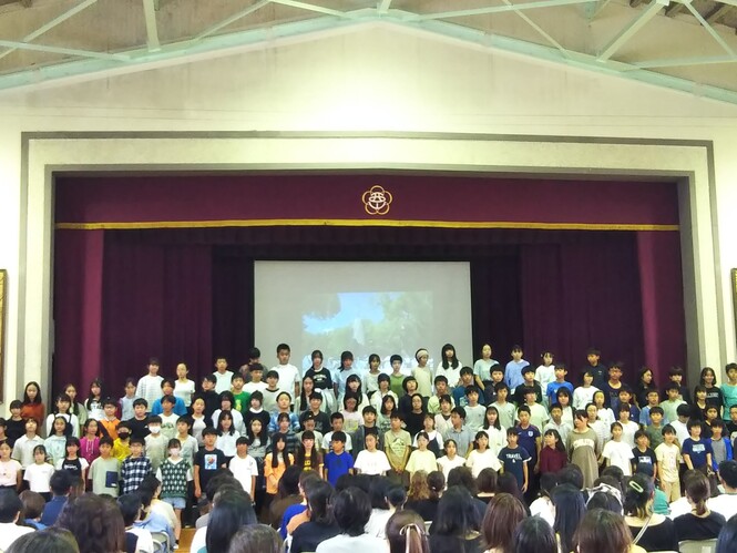 6年生平和報告集会の様子