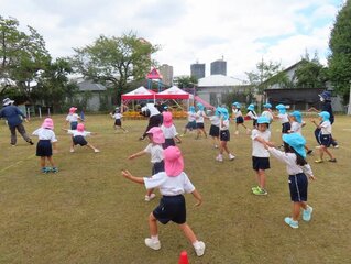 体操をしている子どもたちの写真