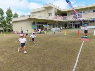 かけっこをしている子どもたちの写真
