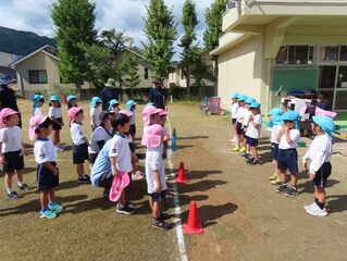 終わりの集まりをしている子どもたちの写真