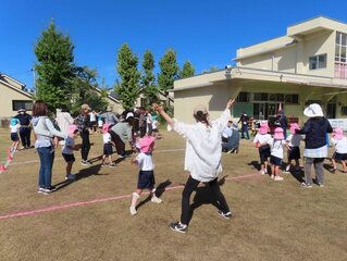 ダンスを踊っている親子の写真