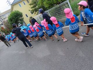 だんじりを曳いている子どもたちの写真