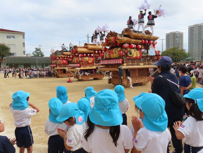だんじりを見ている子どもたちの写真