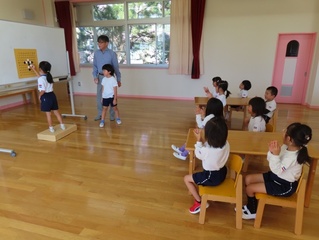 囲碁で遊んでいる子どもたちの写真