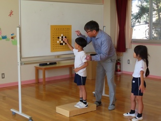囲碁で遊んでいる子どもたちの写真