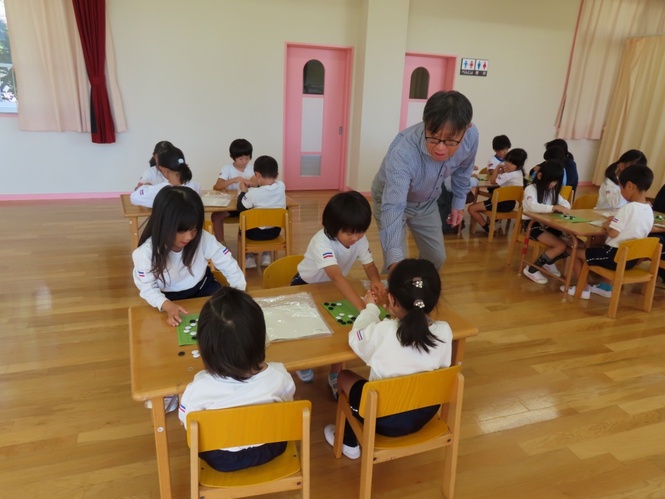囲碁で遊んでいる子どもたちの写真