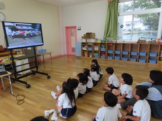 自分たちの動画を見ている子どもたちの写真