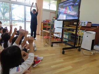 自分たちの動画を見ている子どもたちの写真