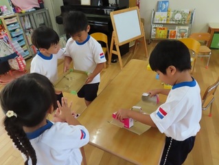 遊んでいる子どもたちの写真